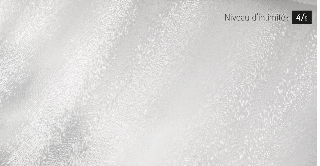 Avec sa texture courbée, le verre Chinchilla crée une surface chatoyante réfléchissant la lumière selon la perspective